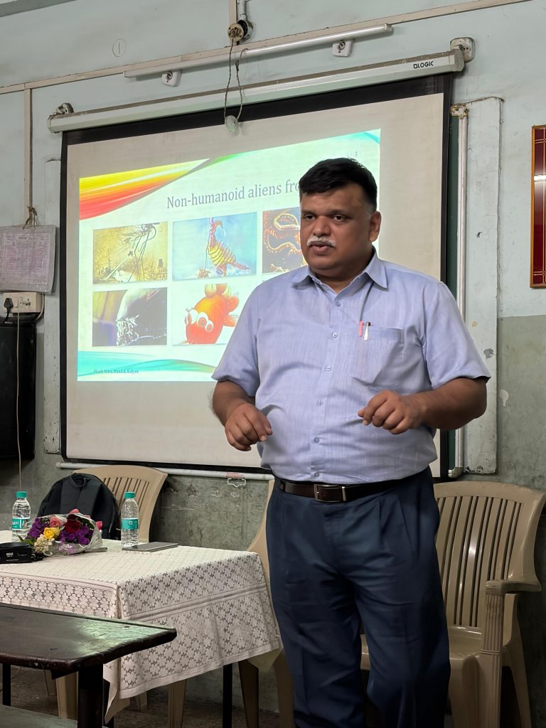 Prof. Mahesh Shetti delivering lecture