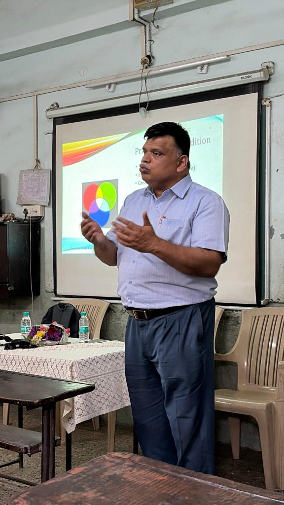 Prof. Mahesh Shetti delivering lecture