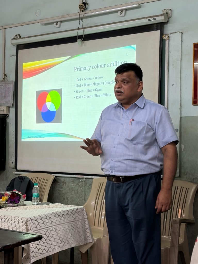 Prof. Mahesh Shetti delivering lecture